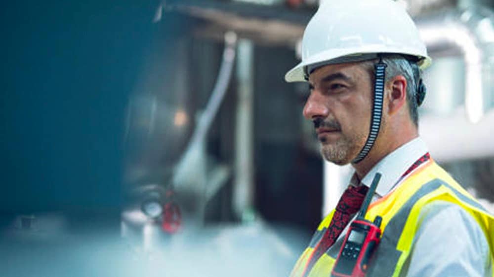 冷链管理 - 冷库仓储设施中的一名男性工人。 