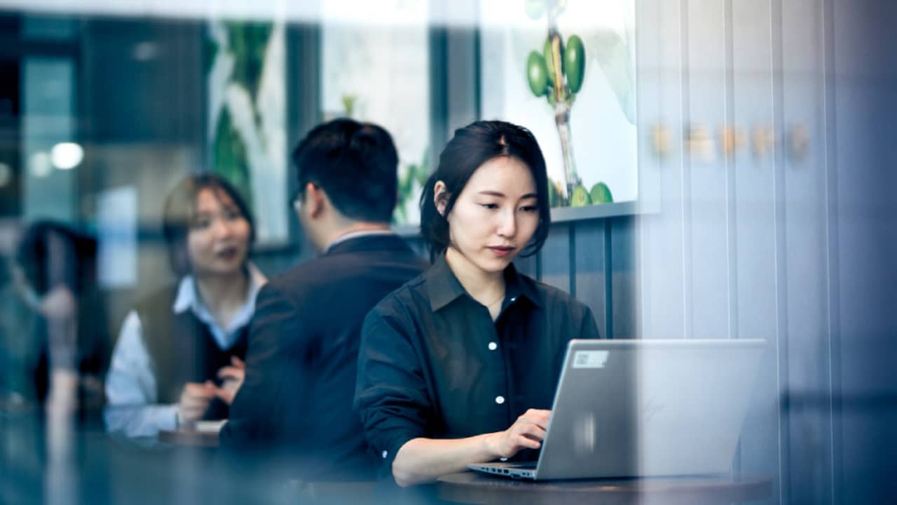 一位在笔记本电脑上工作的女士