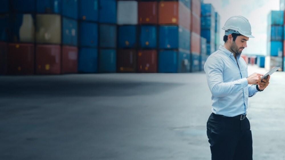 一堆东升国际集团集装箱堆叠在港口或码头